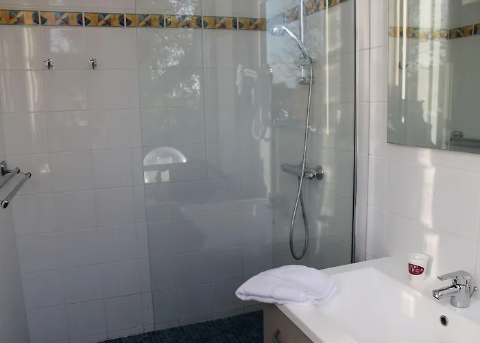 מלון Du Centre 2*